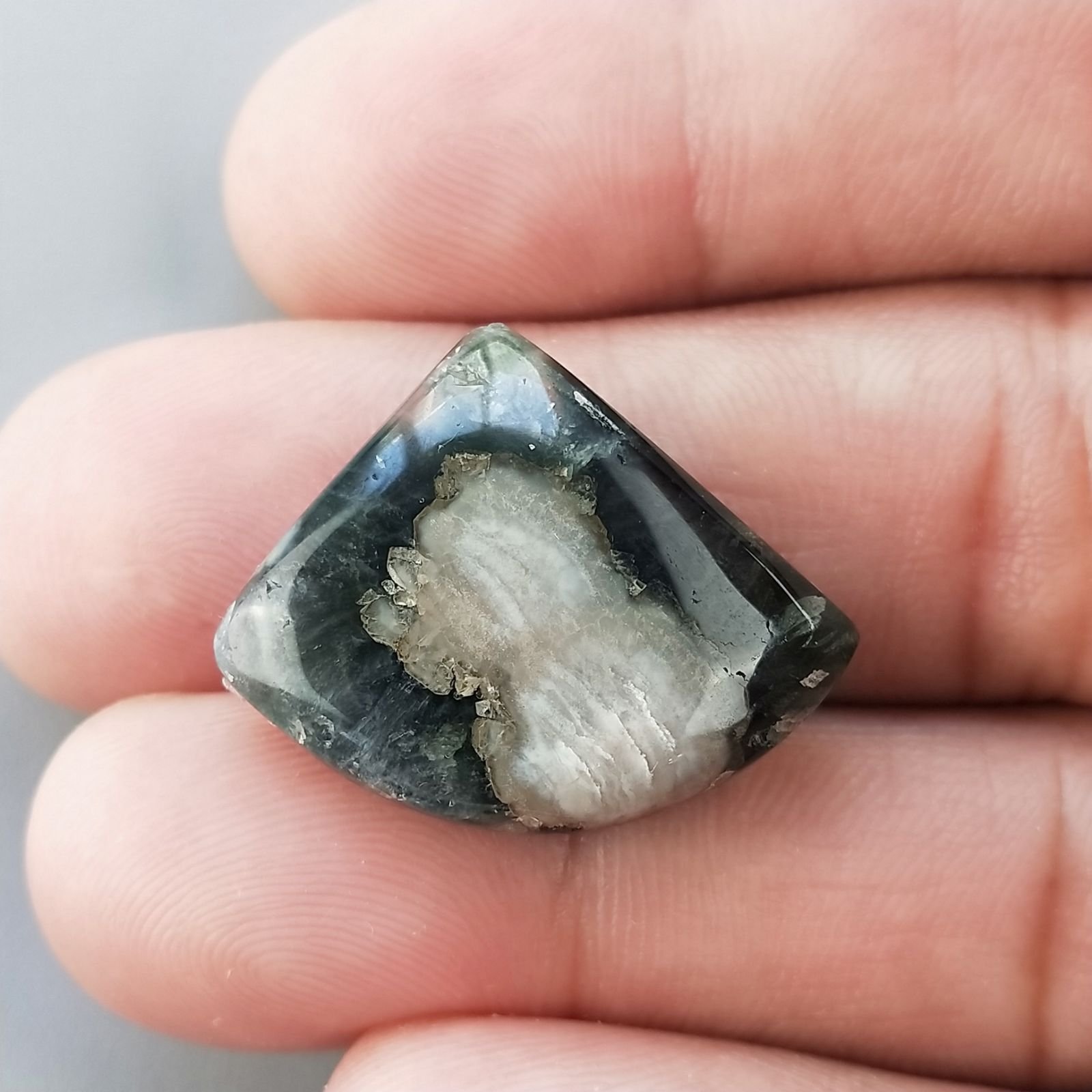 Agata Muschiata Naturale Forma Fantasia Piatto Cabochon Liscio Fatto a Mano 26X21mm 4,78gm 1pz