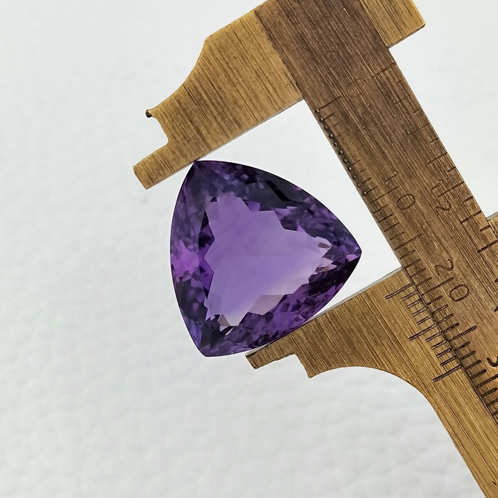Ametista Naturale Taglio Trillion Sfaccettata Fatto a Mano Gemma Sciolta 19X19X11mm 22,40 Carati 1pz