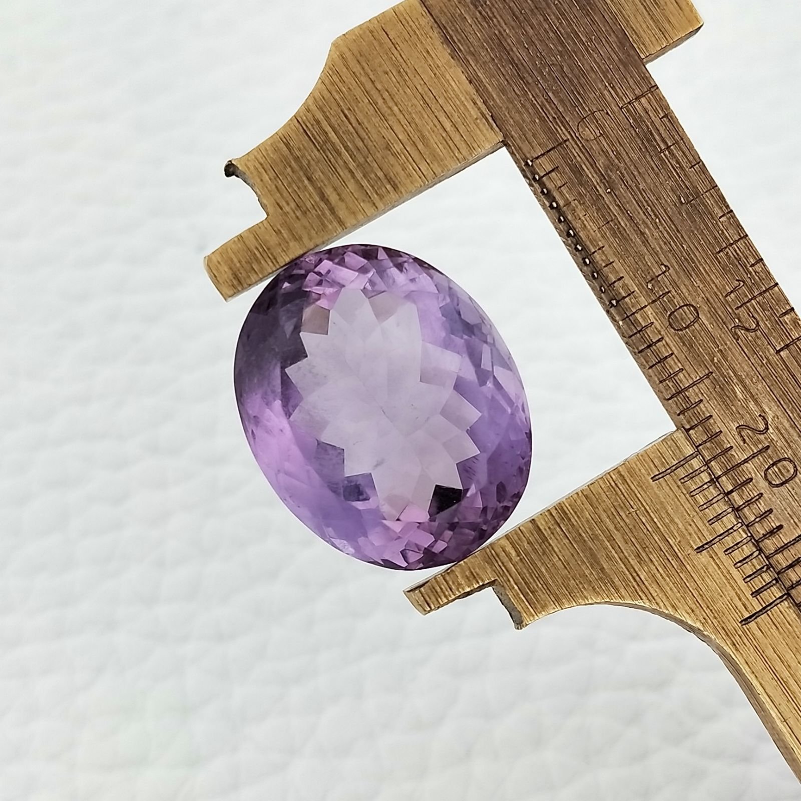 Ametista Naturale Taglio Ovale Sfaccettata Fatto a Mano Gemma Sciolta 15X18X10,8mm 18,45 Carati 1pz