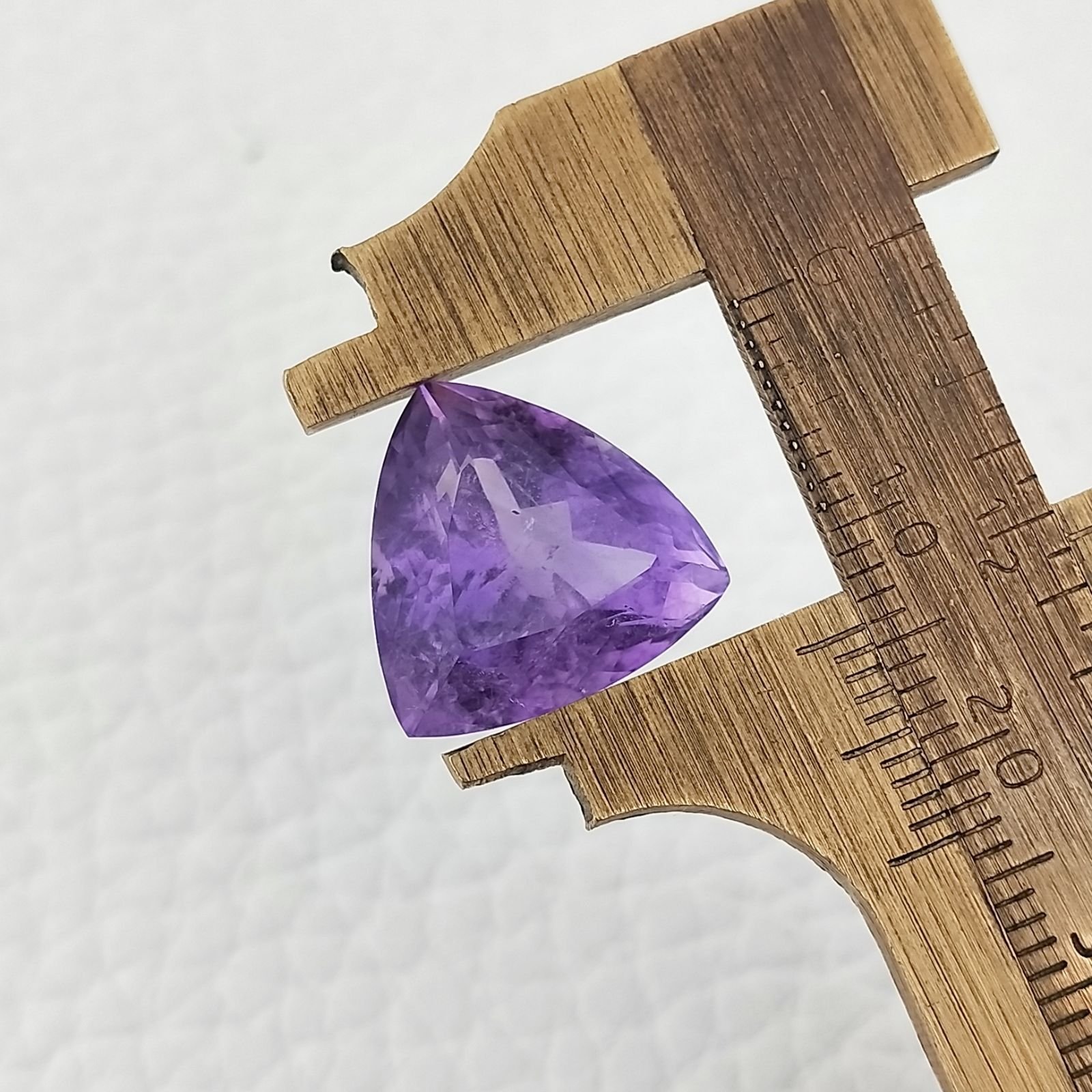 Ametista Naturale Taglio Trillion Sfaccettata Fatto a Mano Gemma Sciolta 14X14X10mm 10,85 Carati 1pz