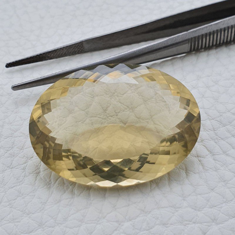 Quarzo Limone Naturale Taglio Ovale Sfaccettato a Mano Gemma Sciolta 32x25x13mm 64,25 Carati 1pz
