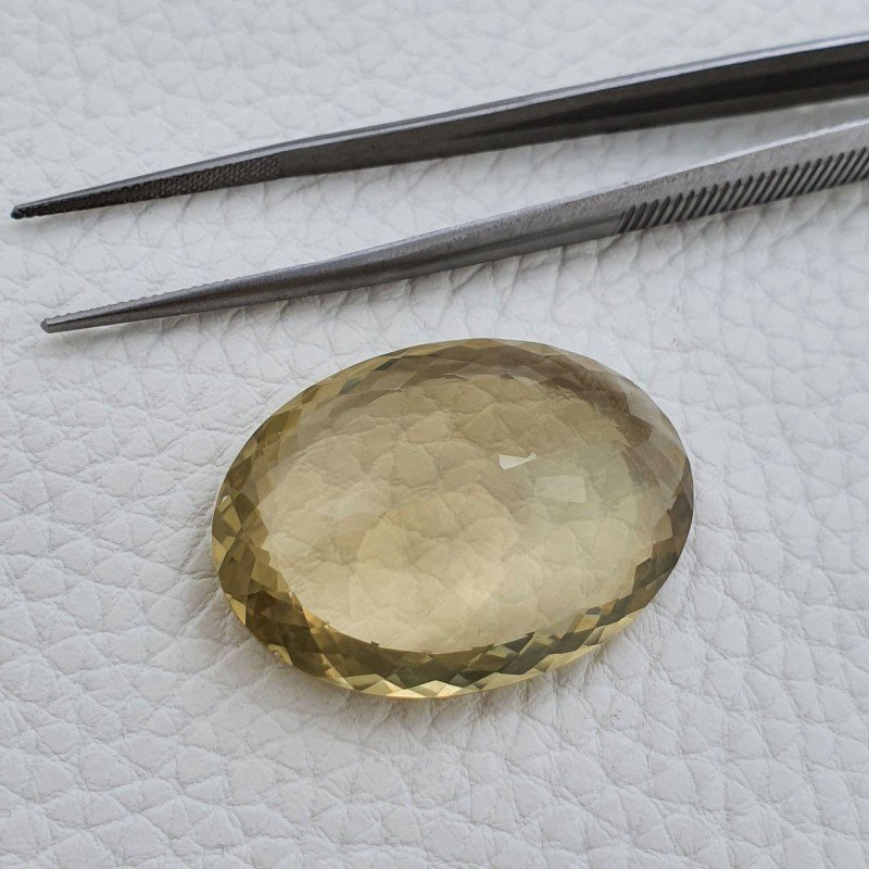 Quarzo Limone Naturale Taglio Ovale Sfaccettato a Mano Gemma Sciolta 32x25x13mm 64,25 Carati 1pz