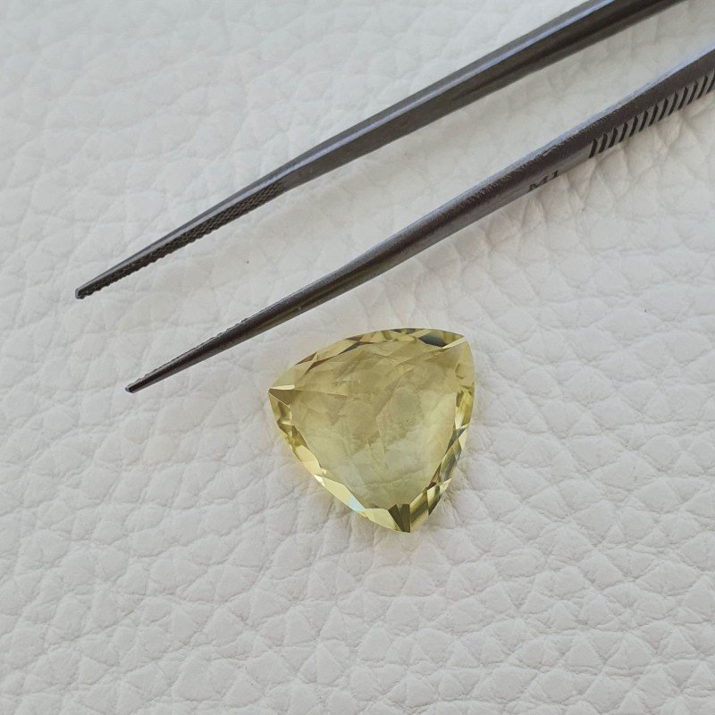 Quarzo Limone Naturale Taglio Trillion Sfaccettato a Mano Gemma Sciolta 17X17X9,6mm 14.05 Carati 1pz Quarzo Limone Naturale Taglio Trillion Sfaccettato a Mano Gemma Sciolta 17X17X9,6mm 14.05 Carati 1pz