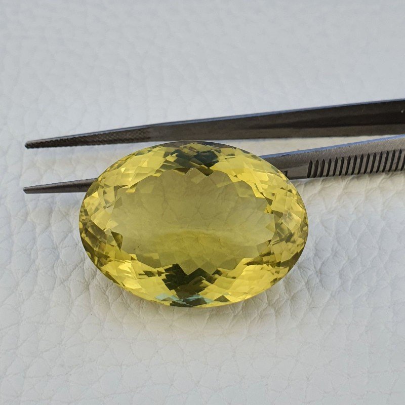 Quarzo Limone Naturale Taglio Ovale Sfaccettato a Mano Gemma Sciolta 32x23x16mm 66,20 Carati 1pz
