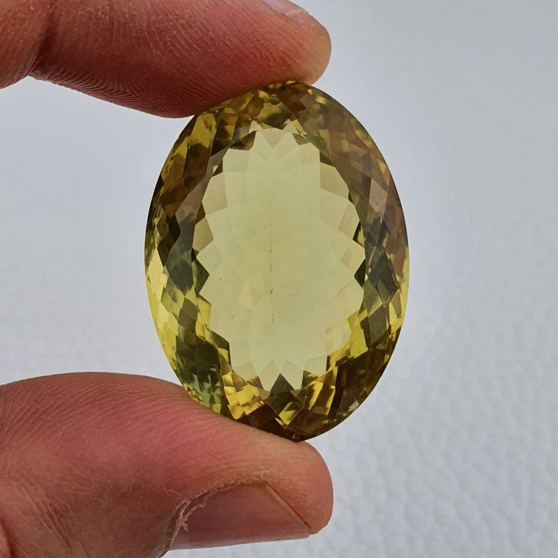 Quarzo Limone Naturale Taglio Ovale Sfaccettato a Mano Gemma Sciolta 32x23x16mm 66,20 Carati 1pz