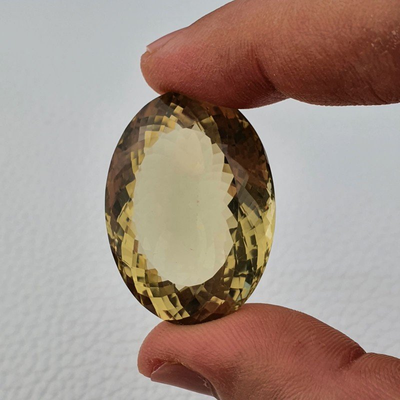 Quarzo Limone Naturale Taglio Ovale Sfaccettato a Mano Gemma Sciolta 36x26x16mm 86,90 Carati 1pz