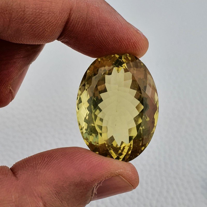 Quarzo Limone Naturale Taglio Ovale Sfaccettato a Mano Gemma Sciolta 31x23x16mm 65,40 Carati 1pz Quarzo Limone Naturale Taglio Ovale Sfaccettato a Mano Gemma Sciolta 31x23x16mm 65,40 Carati 1pz