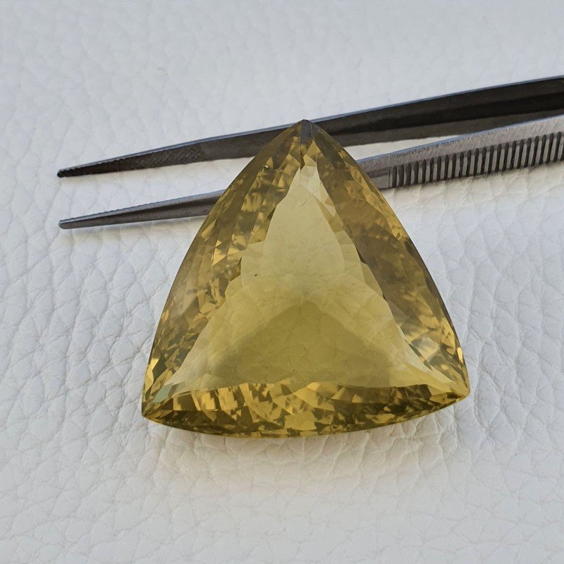 Quarzo Limone Naturale Taglio Trillion Sfaccettato a Mano Gemma Sciolta 36x36x19mm 129,35 Carati 1pz