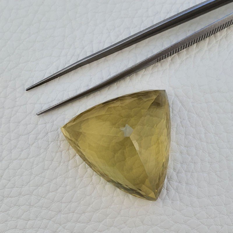 Quarzo Limone Naturale Taglio Trillion Sfaccettato a Mano Gemma Sciolta 36x36x19mm 129,35 Carati 1pz