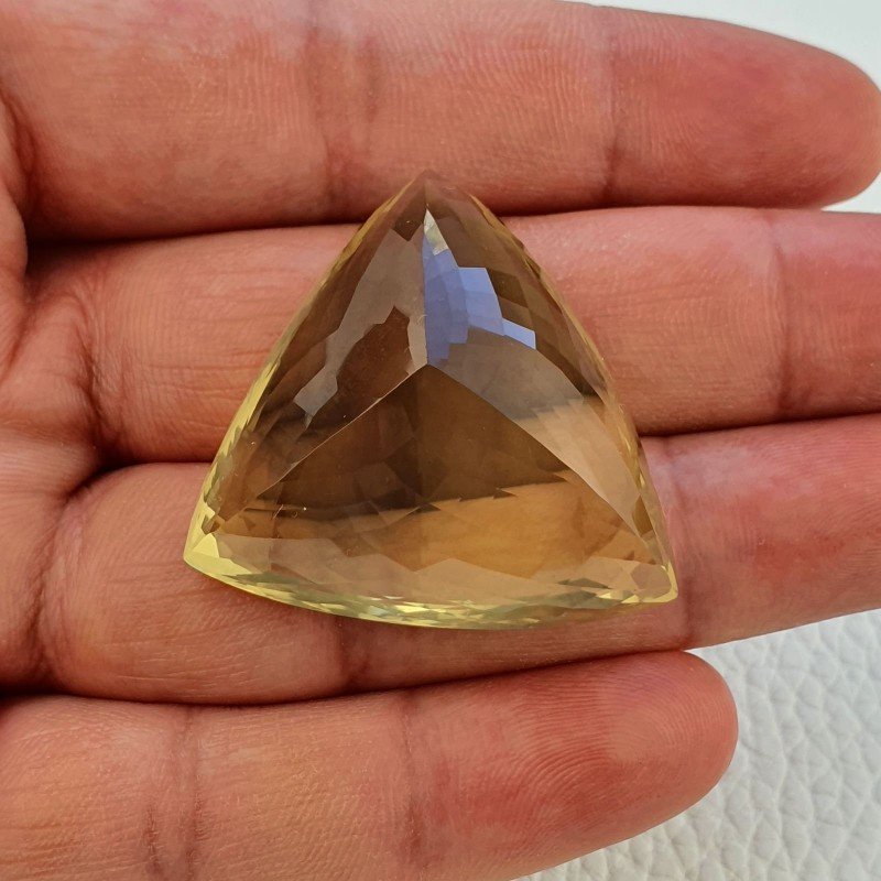 Quarzo Limone Naturale Taglio Trillion Sfaccettato a Mano Gemma Sciolta 36x36x19mm 129,35 Carati 1pz
