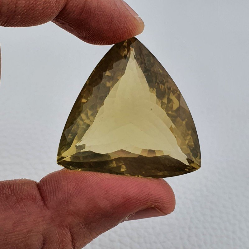 Quarzo Limone Naturale Taglio Trillion Sfaccettato a Mano Gemma Sciolta 36x36x19mm 129,35 Carati 1pz