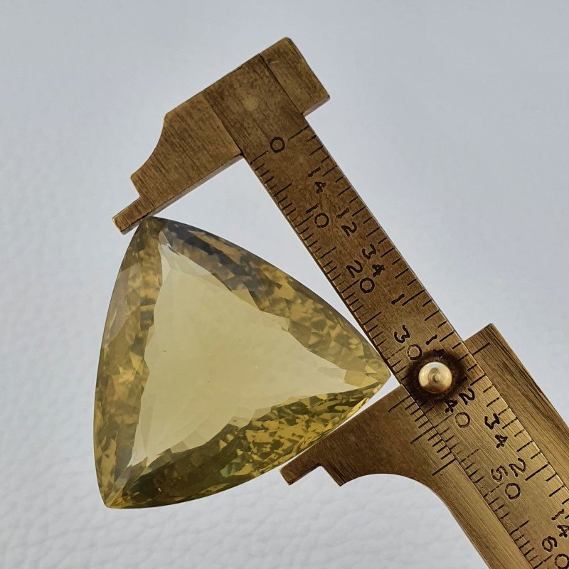 Quarzo Limone Naturale Taglio Trillion Sfaccettato a Mano Gemma Sciolta 36x36x19mm 129,35 Carati 1pz
