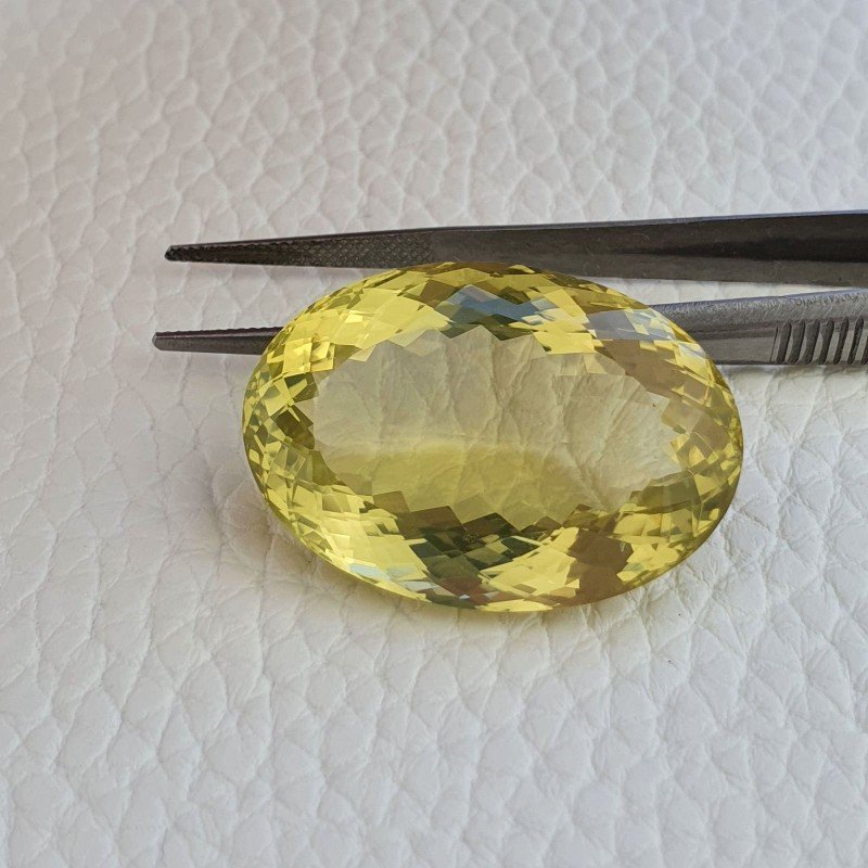 Quarzo Limone Naturale Taglio Ovale Sfaccettato a Mano Gemma Sciolta 32x22x13mm 59,20 Carati 1pz