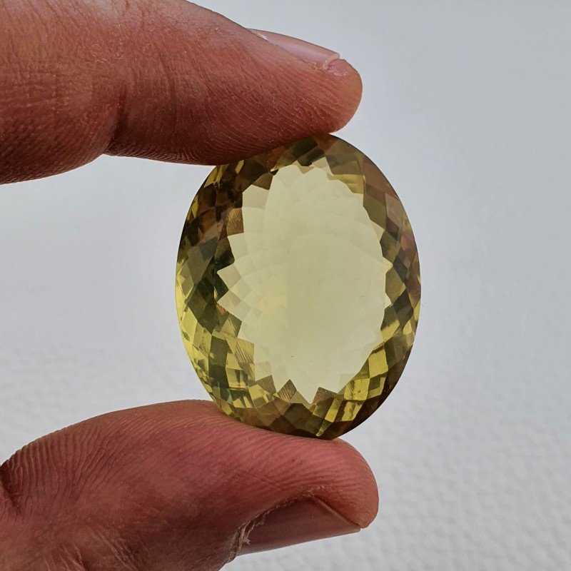 Quarzo Limone Naturale Taglio Ovale Sfaccettato a Mano Gemma Sciolta 30x24x12mm 54,70 Carati 1pz