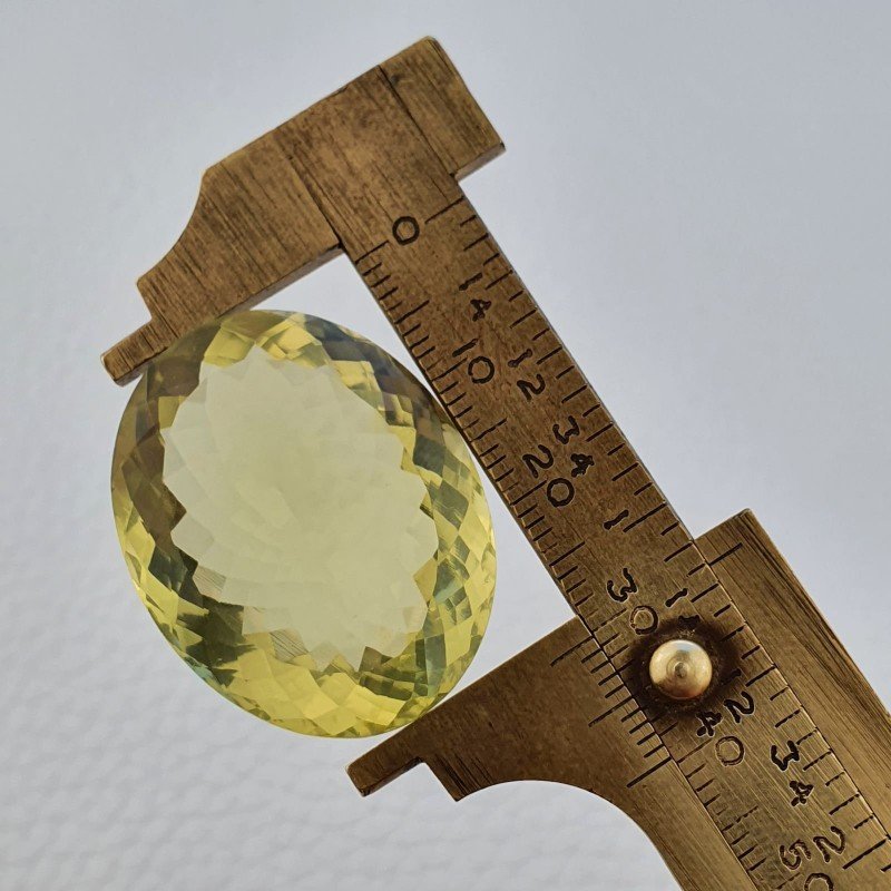 Quarzo Limone Naturale Taglio Ovale Sfaccettato a Mano Gemma Sciolta 30x24x12mm 54,70 Carati 1pz