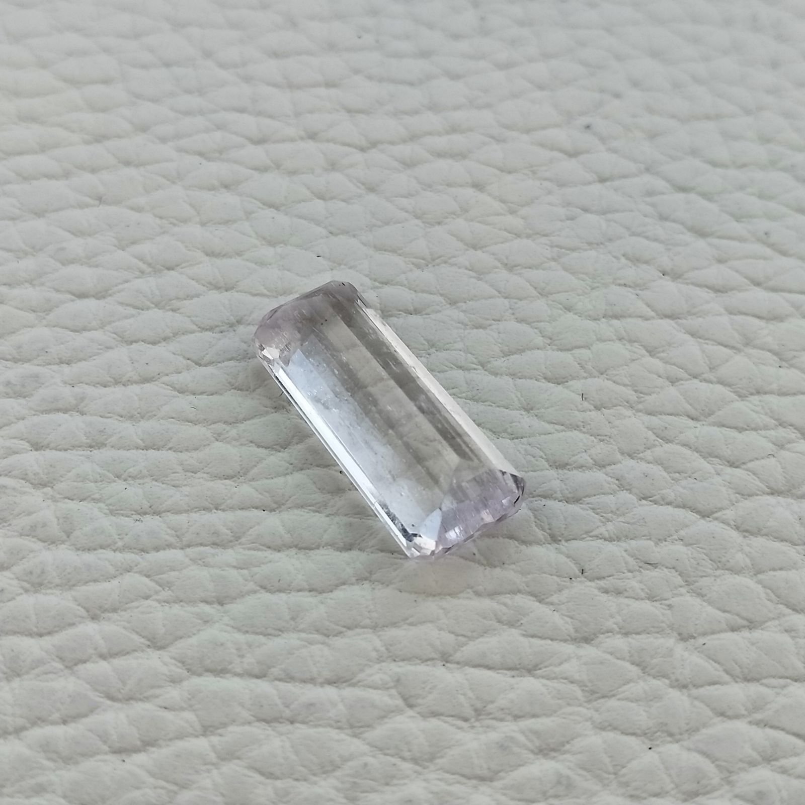 Kunzite Naturale Taglio Smeraldo Ottagono Sfaccettato a Mano Gemma Sciolta 9X21mm 10,60 Carati 1pz