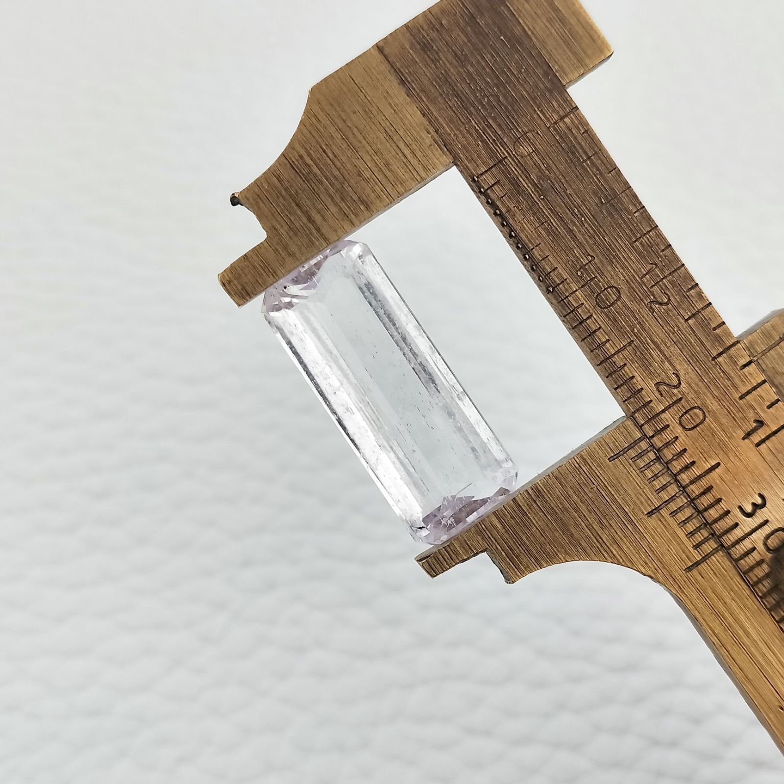 Kunzite Naturale Taglio Smeraldo Ottagono Sfaccettato a Mano Gemma Sciolta 9X21mm 10,60 Carati 1pz