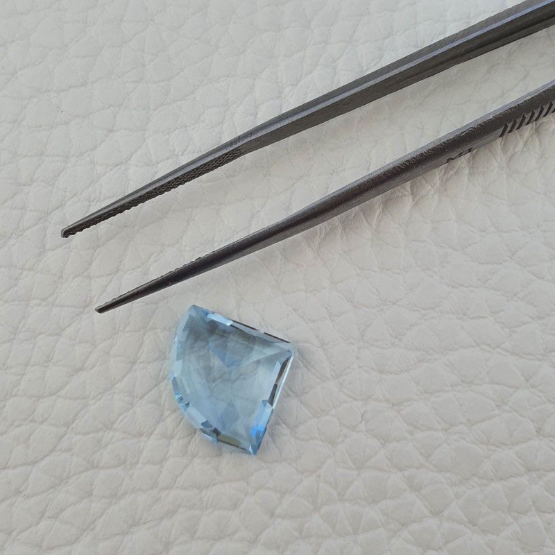 Topazio Azzurro Blu Svizzero Taglio Triangolo Fantasia Sfacettata Fatto a Mano 16X13X6mm 7,50 Carati 1pz