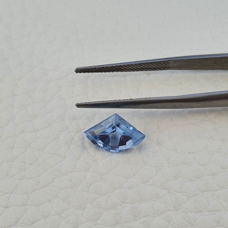 Topazio Azzurro Blu Svizzero Taglio Triangolo Fantasia Sfacettata Fatto a Mano 12X8X5mm 3,05 Carati 1pz