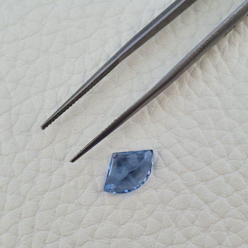 Topazio Azzurro Blu Svizzero Taglio Triangolo Fantasia Sfacettata Fatto a Mano 12X8X5mm 3,05 Carati 1pz