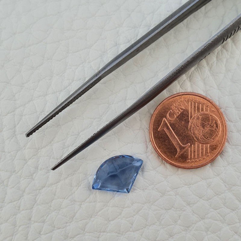 Topazio Azzurro Blu Svizzero Taglio Triangolo Fantasia Sfacettata Fatto a Mano 12X8X5mm 3,05 Carati 1pz
