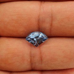 Topazio Azzurro Blu Svizzero Taglio Triangolo Fantasia Sfacettata Fatto a Mano 12X8X5mm 3,05 Carati 1pz