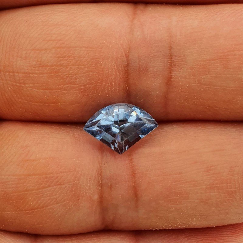 Topazio Azzurro Blu Svizzero Taglio Triangolo Fantasia Sfacettata Fatto a Mano 12X8X5mm 3,05 Carati 1pz