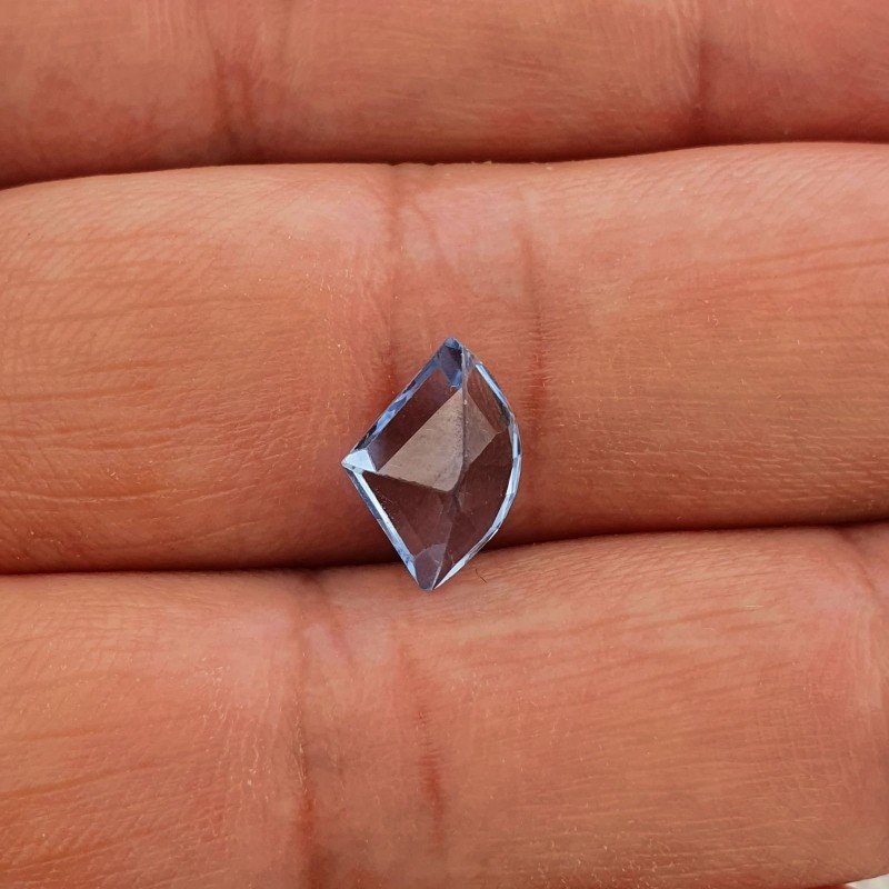 Topazio Azzurro Blu Svizzero Taglio Triangolo Fantasia Sfacettata Fatto a Mano 12X8X5mm 3,05 Carati 1pz