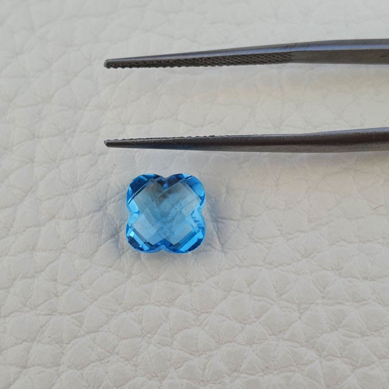 Topazio Azzurro Blu Svizzero Taglio Quadrifoglio Piatto Briollette Sfacettata Fatto a Mano 8X10mm 6,85 Carati 1pz