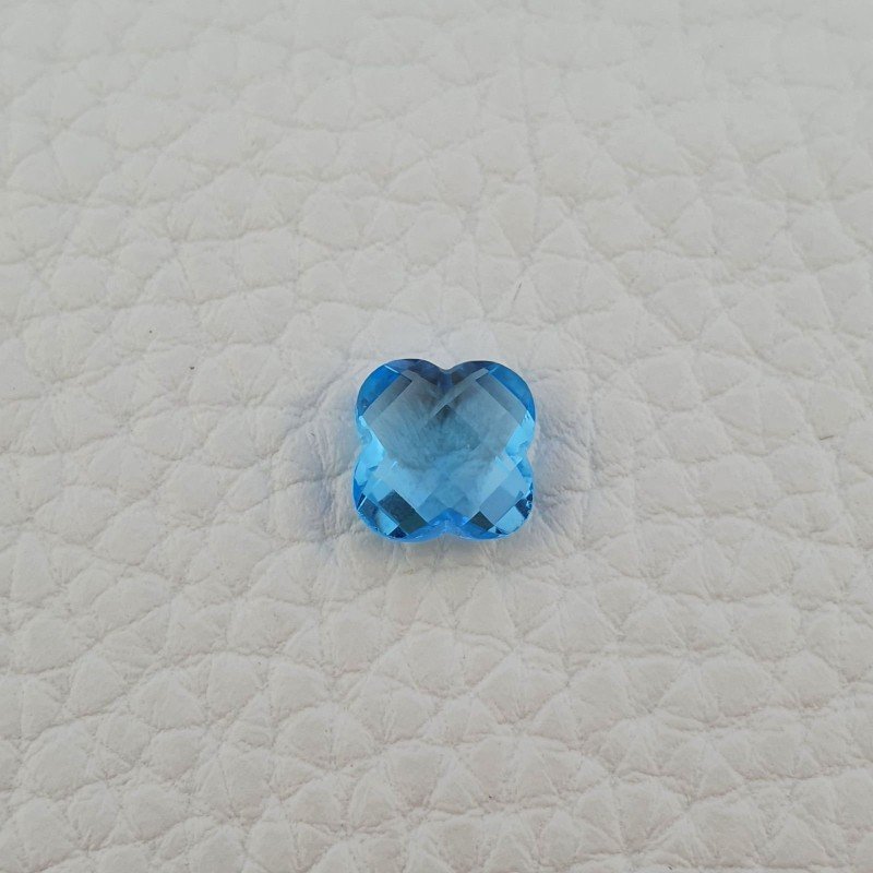 Briolette di Topazio Azzurro Blu Svizzero, Taglio Quadrifoglio Piatto, Sfaccettata a Mano, 8x10 mm, 6,85 ct