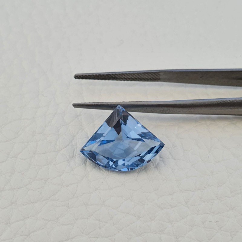 Topazio Azzurro Blu Svizzero Taglio Triangolo Fantasia Sfacettata Fatto a Mano 17X13X7mm 9,65 Carati 1pz