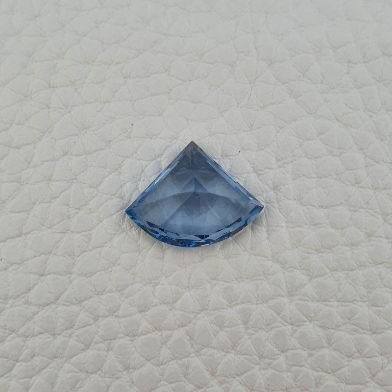 Topazio Azzurro Blu Svizzero Taglio Triangolo Fantasia Sfacettata Fatto a Mano 17X13X7mm 9,65 Carati 1pz