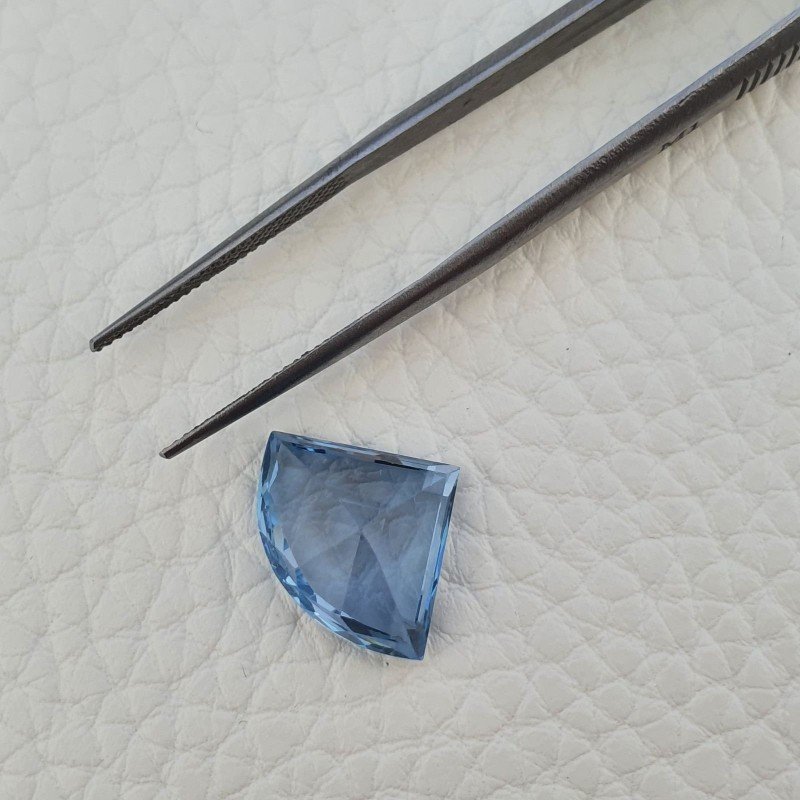 Topazio Azzurro Blu Svizzero Taglio Triangolo Fantasia Sfacettata Fatto a Mano 17X13X7mm 9,65 Carati 1pz