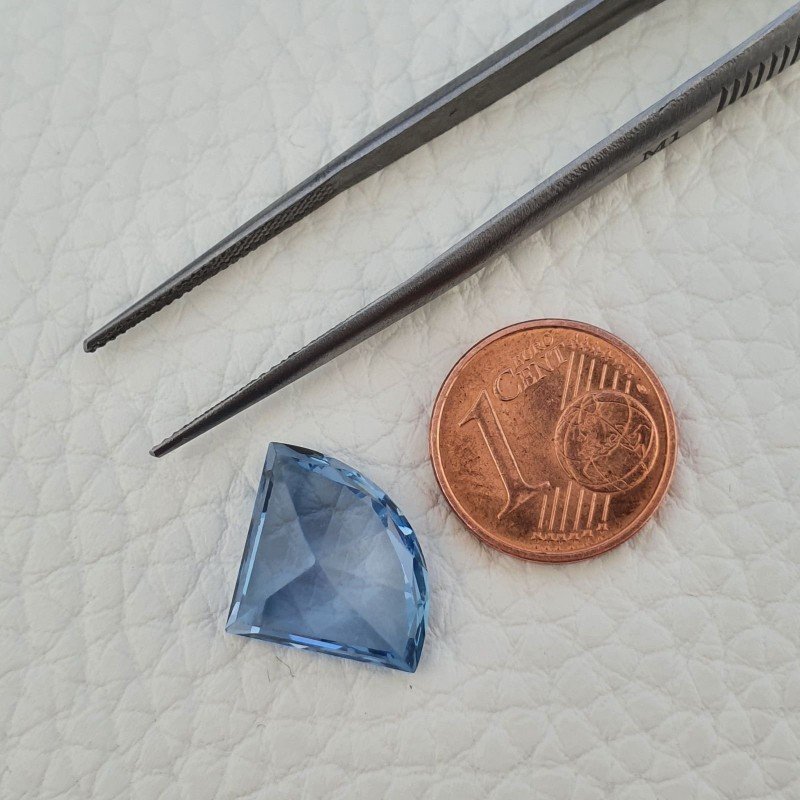 Topazio Azzurro Blu Svizzero Taglio Triangolo Fantasia Sfacettata Fatto a Mano 17X13X7mm 9,65 Carati 1pz
