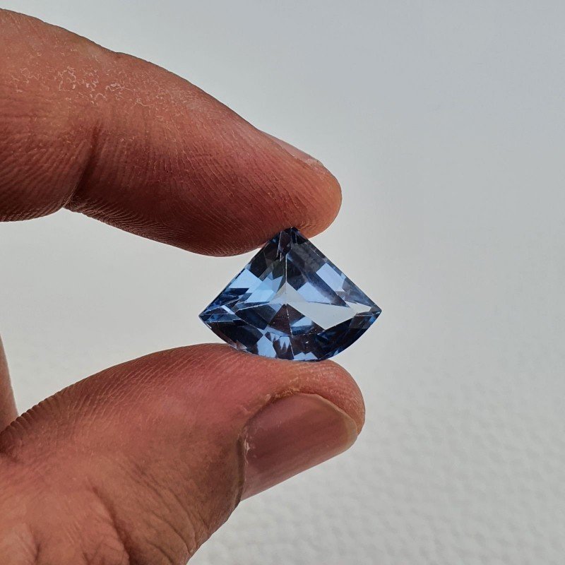 Topazio Azzurro Blu Svizzero Taglio Triangolo Fantasia Sfacettata Fatto a Mano 17X13X7mm 9,65 Carati 1pz