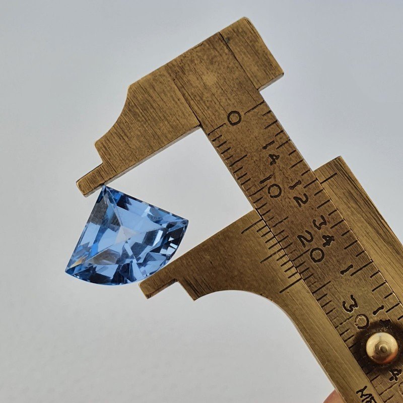 Topazio Azzurro Blu Svizzero Taglio Triangolo Fantasia Sfacettata Fatto a Mano 17X13X7mm 9,65 Carati 1pz