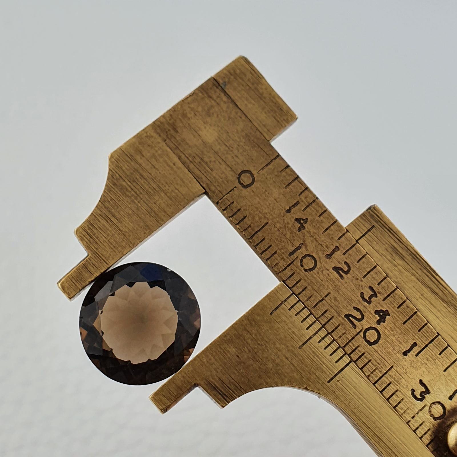 Quarzo Fumè Naturale Taglio Tondo Sfaccettata a Mano Gemma Sciolta 13X13X6mm 5,85 Carati 1pz
