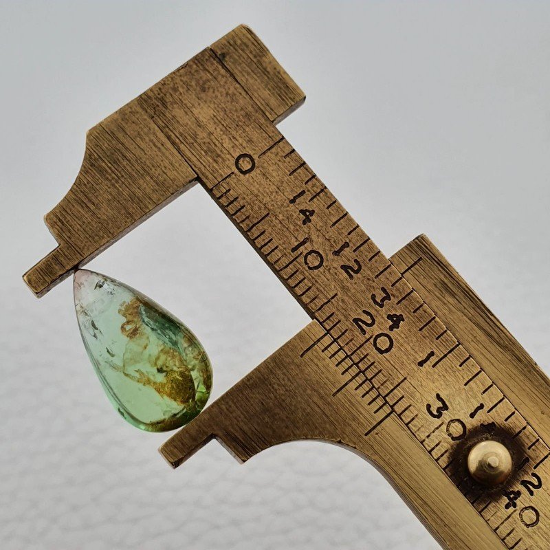 Tormalina Verde Naturale Forma Goccia Piatto Cabochon Liscio Fatto a Mano 17X9X6mm 8,15 Carati 1pz