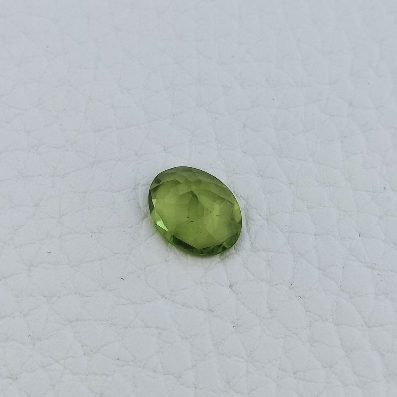 Gemma Sciolta di Peridoto Olivina Naturale, Taglio Ovale Sfaccettato a Mano, 10x8x4-5 mm, 3,05 ct