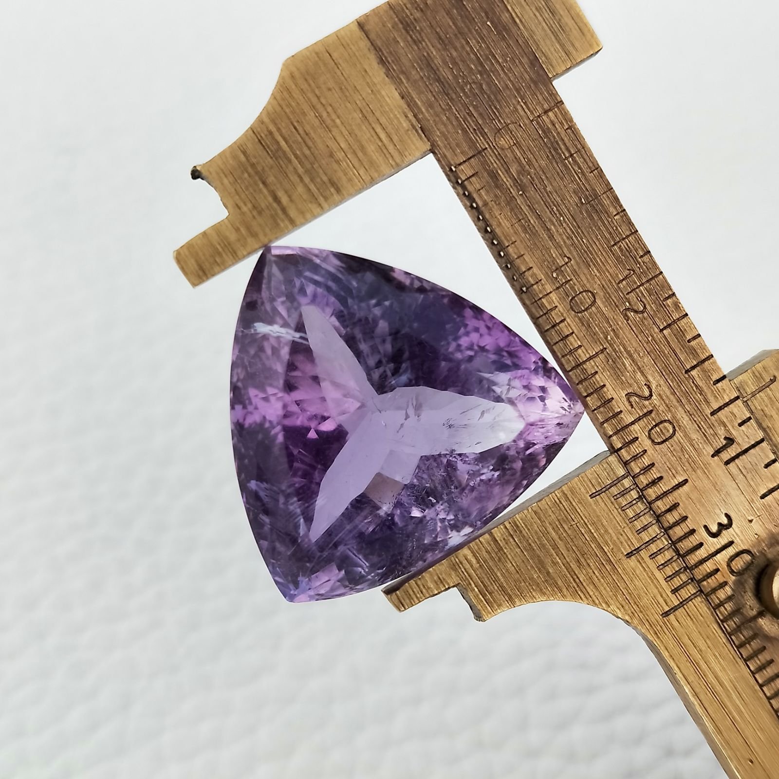 Ametista Naturale Taglio Trillion Sfaccettata Fatto a Mano Gemma Sciolta 22X22X17mm 42,00 Carati 1pz