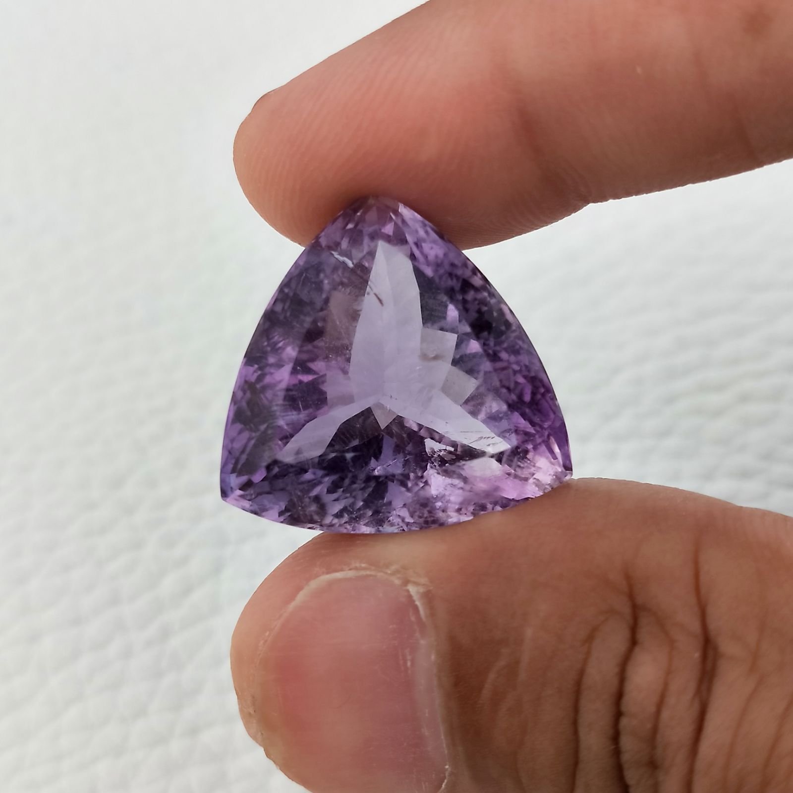 Ametista Naturale Taglio Trillion Sfaccettata Fatto a Mano Gemma Sciolta 22X22X17mm 42,00 Carati 1pz