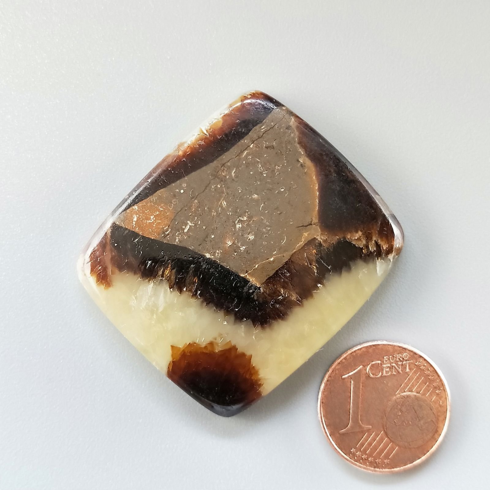 Settario Giallo Naturale Forma Cuscino Piatto Cabochon Liscio Fatto a Mano 35X30X6mm 13,85gm 1pz