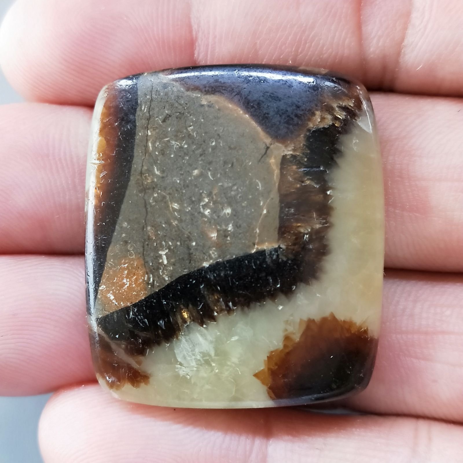 Settario Giallo Naturale Forma Cuscino Piatto Cabochon Liscio Fatto a Mano 35X30X6mm 13,85gm 1pz