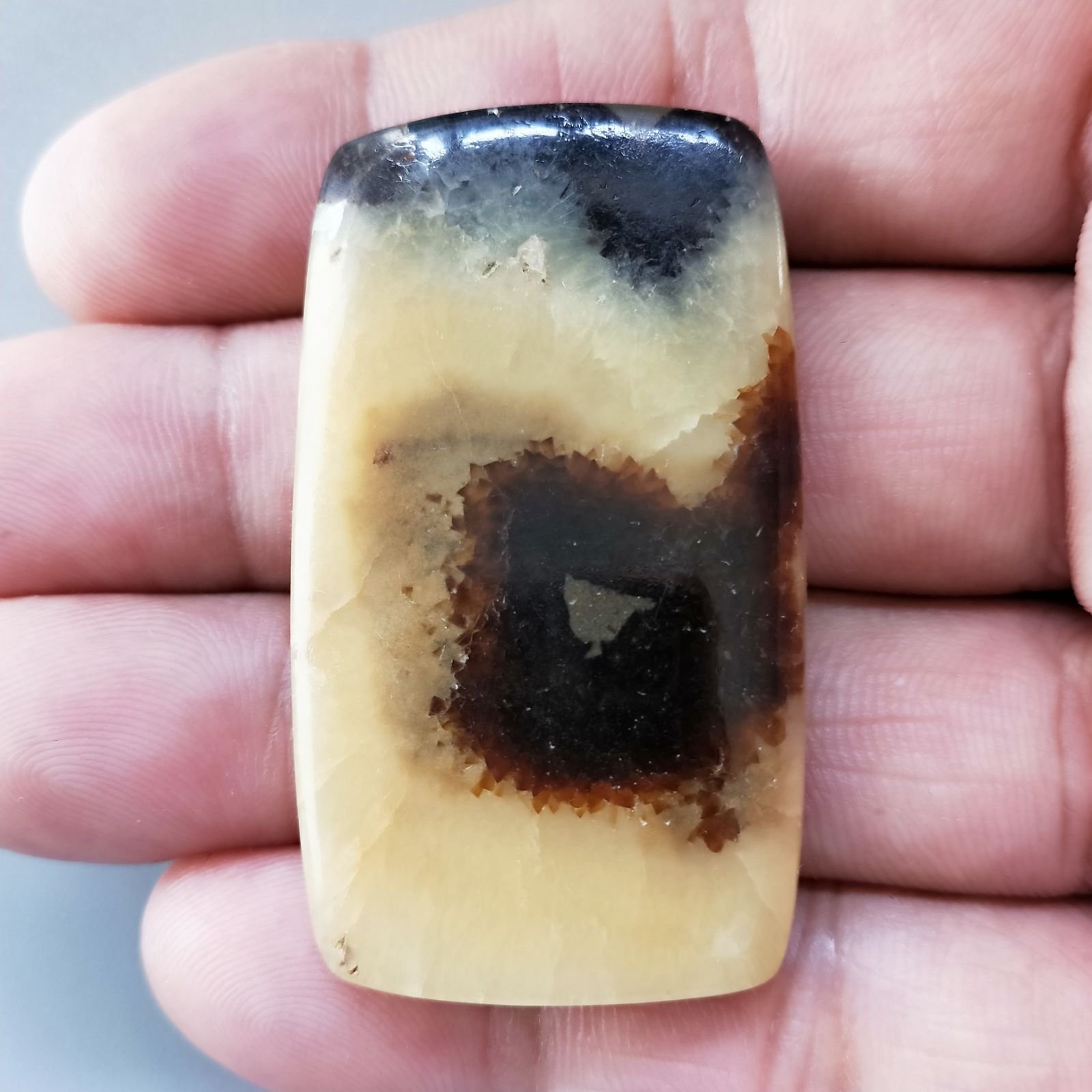 Settario Giallo Naturale Forma Cuscino Piatto Cabochon Liscio Fatto a Mano 49X28X5mm 15,50gm 1pz