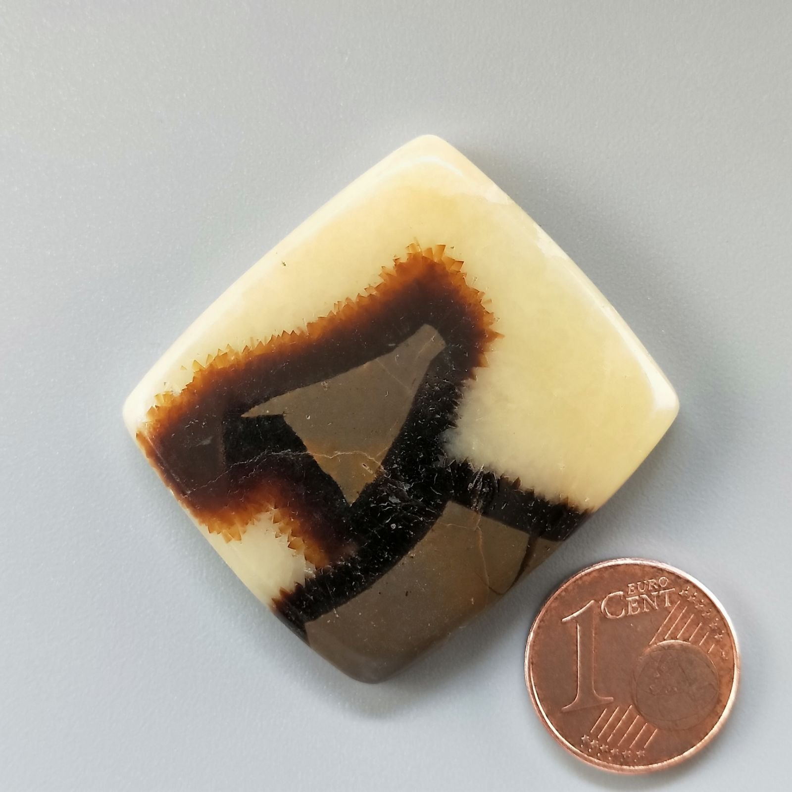 Settario Giallo Naturale Forma Cuscino Piatto Cabochon Liscio Fatto a Mano 35X31X6mm 15,57gm 1pz