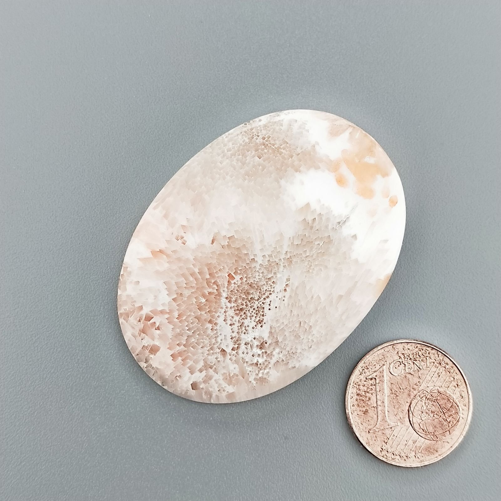 Scolecite Rosa Naturale Forma Ovale Piatto Cabochon Liscio Fatto a Mano 42X31X5mm 9,45gm 1pz
