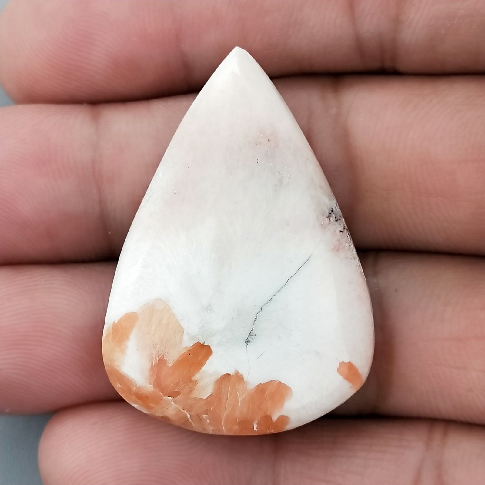 Scolecite Rosa Naturale Forma Goccia Piatto Cabochon Liscio Fatto a Mano 37X26mm 7,95gm 1pz