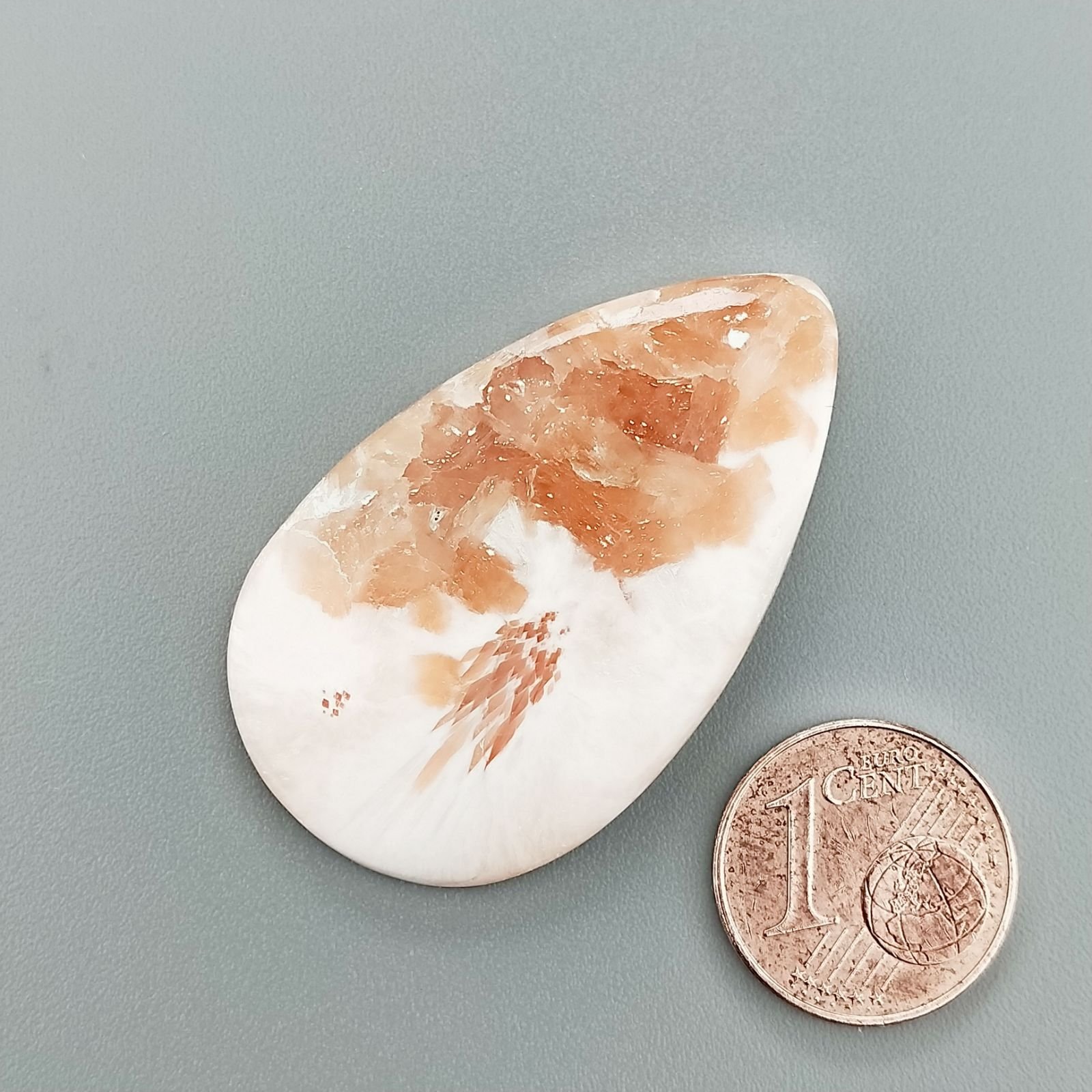 Scolecite Rosa Naturale Forma Goccia Piatto Cabochon Liscio Fatto a Mano 40X24X5mm 6,55gm 1pz