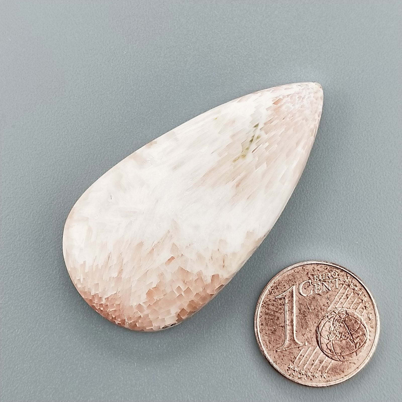 Scolecite Rosa Naturale Forma Goccia Piatto Cabochon Liscio Fatto a Mano 41X21X6mm 6,95gm 1pz