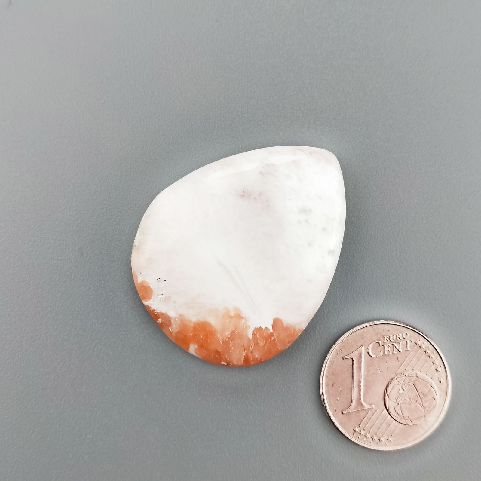 Scolecite Rosa Naturale Forma Goccia Piatto Cabochon Liscio Fatto a Mano 31X25X4mm 4,75gm 1pz